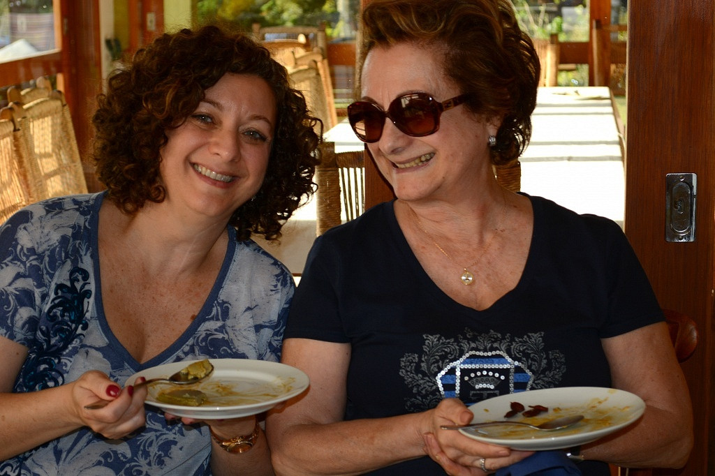 Eu e minha mãe acabando com a sobremesa!