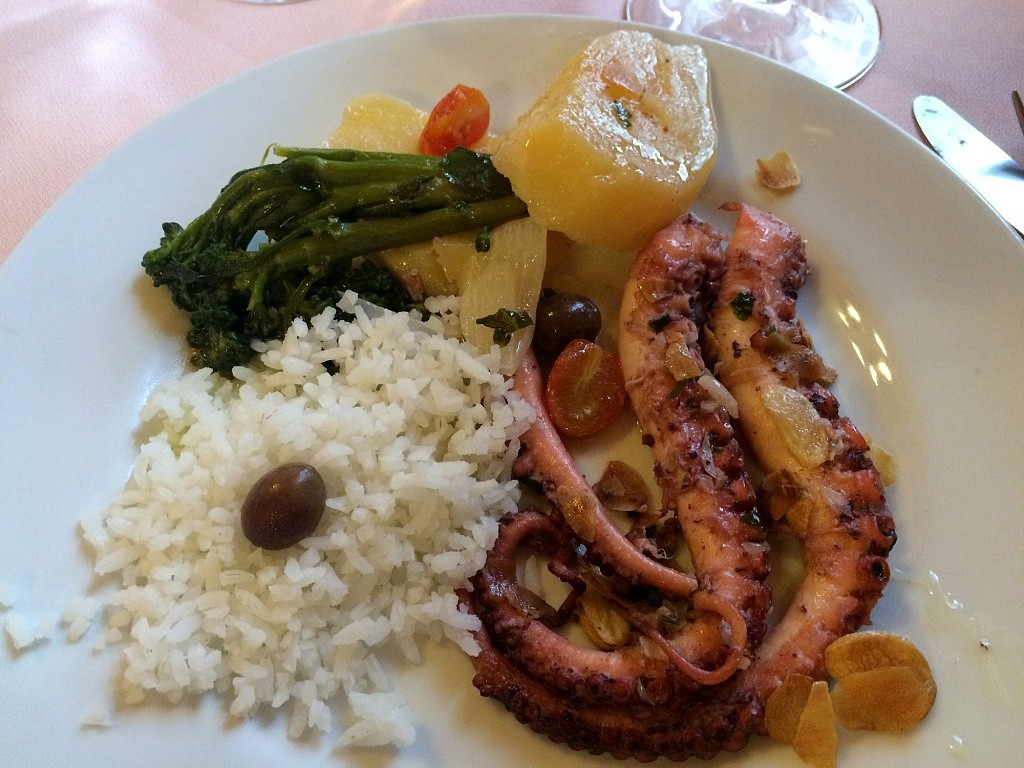 Polvo com batatas e brócolis, do restaurante Vila Chã