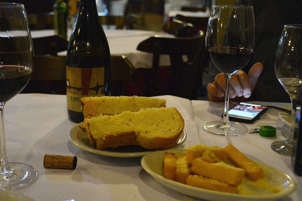 Polenta frita e pão caseiro da Frangaria Grelhados, com um Esporão Reserva 2009