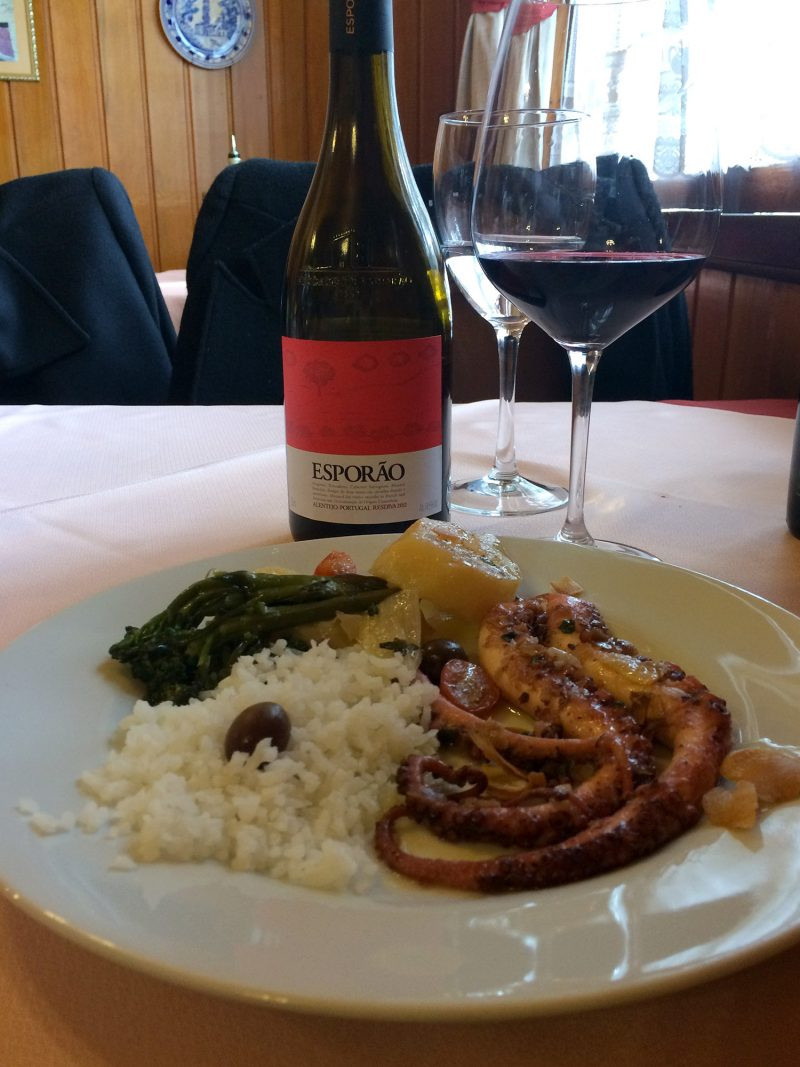 Esporão com polvo a lagareiro, restaurante Vila Chã, Campos do Jordão (SP)