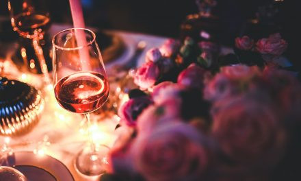 Think Pink: evento beneficente com vinhos, moda e arte em prol do Outubro Rosa