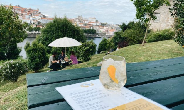 1982 Bar reabre no jardim da Churchill’s com mural da artista Kruella d’Enfer