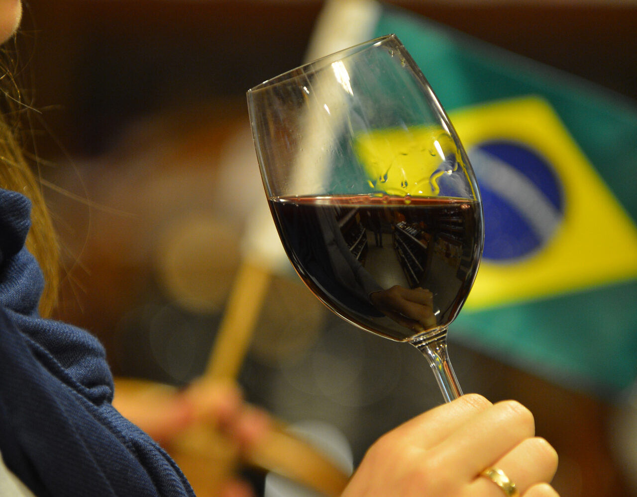 Provino celebra que beber vinho importado vai ficar mais barato