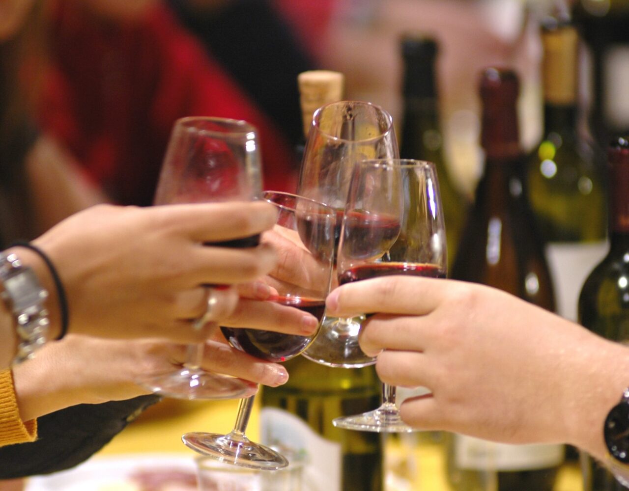 8 benefícios do vinho que você provavelmente desconhece